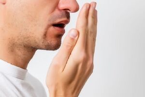 آیا مسواک به تنهایی در رفع بوی بدن دهان موثر است؟ 
