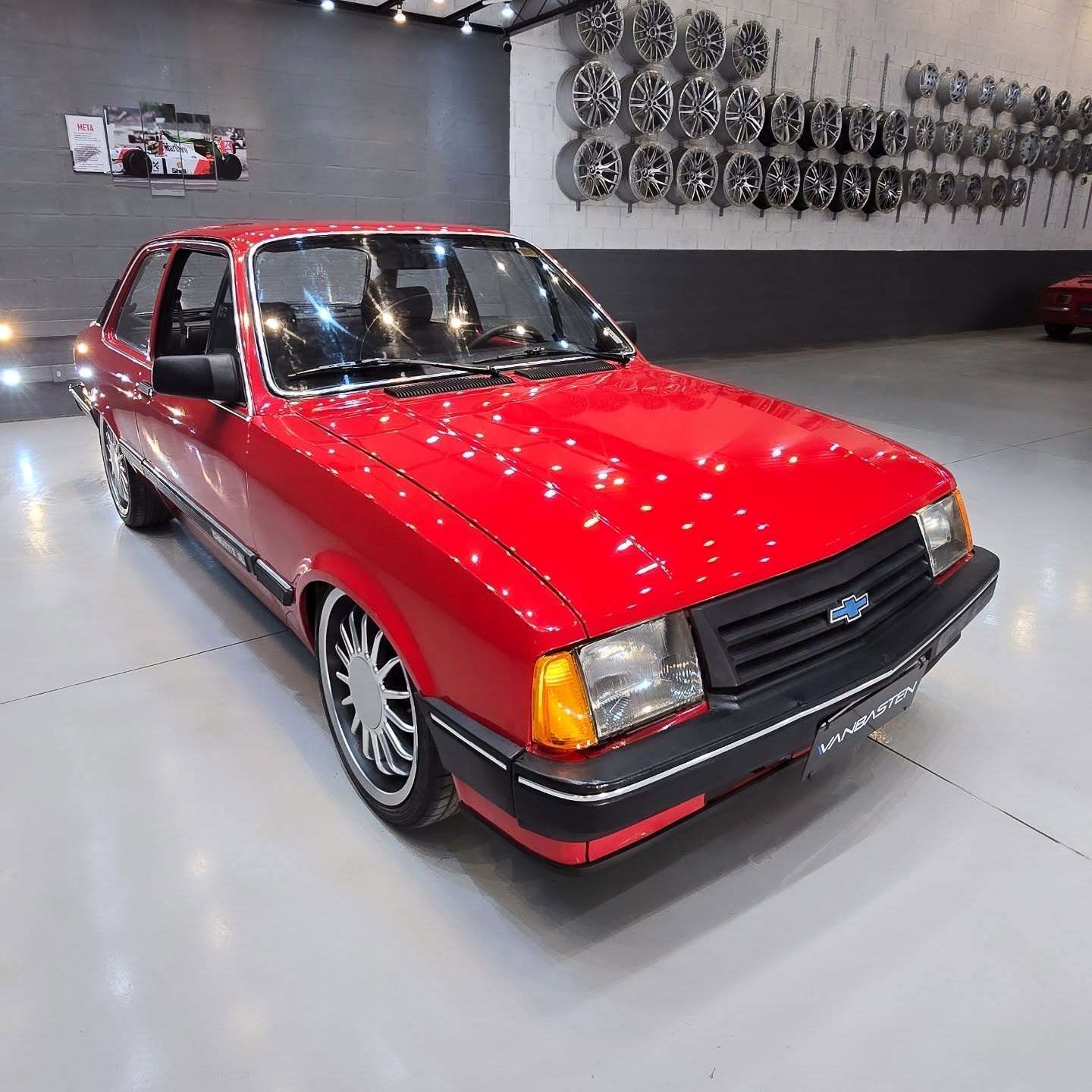 نمای خارجی خودروی شورولت شوت (GM Chevette SL) مدل ۱۹۸۹ به رنگ نوک‌مدادی با رینگ‌های اسپرت ۱۷ اینچی و چراغ‌های اورجینال در وضعیت بسیار سالم.