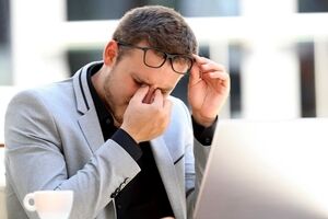چند تمرین ساده برای کاهش خستگی چشم هنگام استفاده از صفحه نمایش