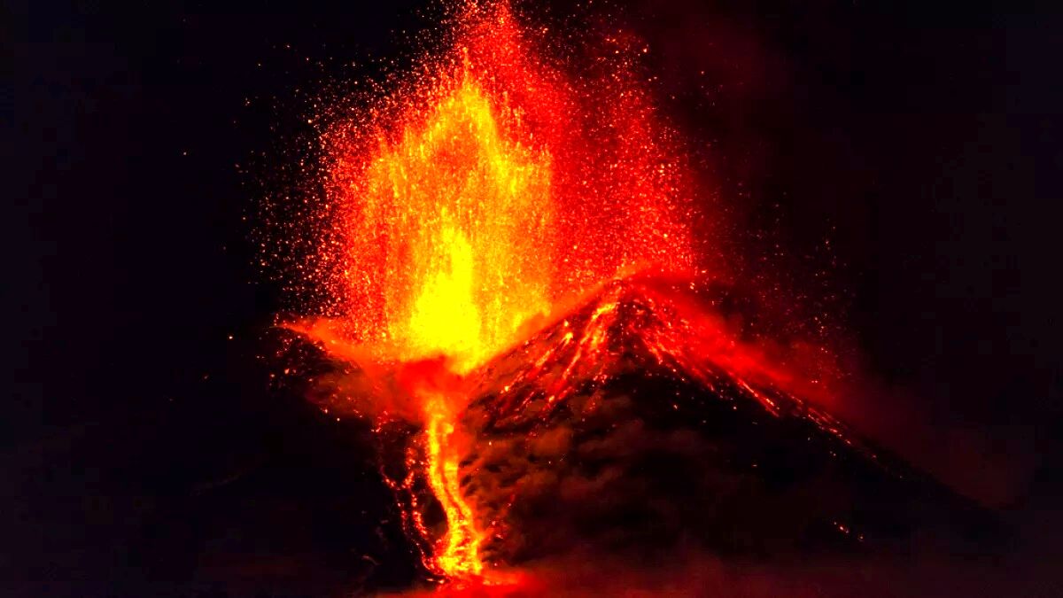  زیبایی و هیبت بلندترین آتشفشان اروپا هنگام فوران/ ویدئو