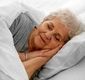 چرا سالمندان معمولاً زودتر از خواب بیدار میشوند؟