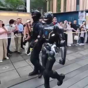ربات پلیس انسان‌نما به خیابان‌های چین آمد/ ویدئو