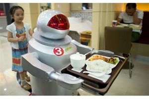 فعالیت ربات های گارسون در رستوران ها/ ویدئو