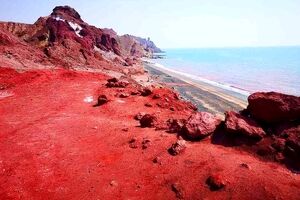 آب دریای هرمز قرمز شد/ ویدئو