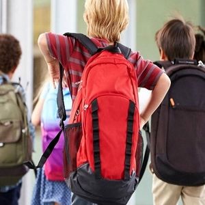 کوله پشتی نامناسب این بلا را سرتان می آورد/ مهم‌ترین عارضه کوله‌پشتی نامناسب مدرسه