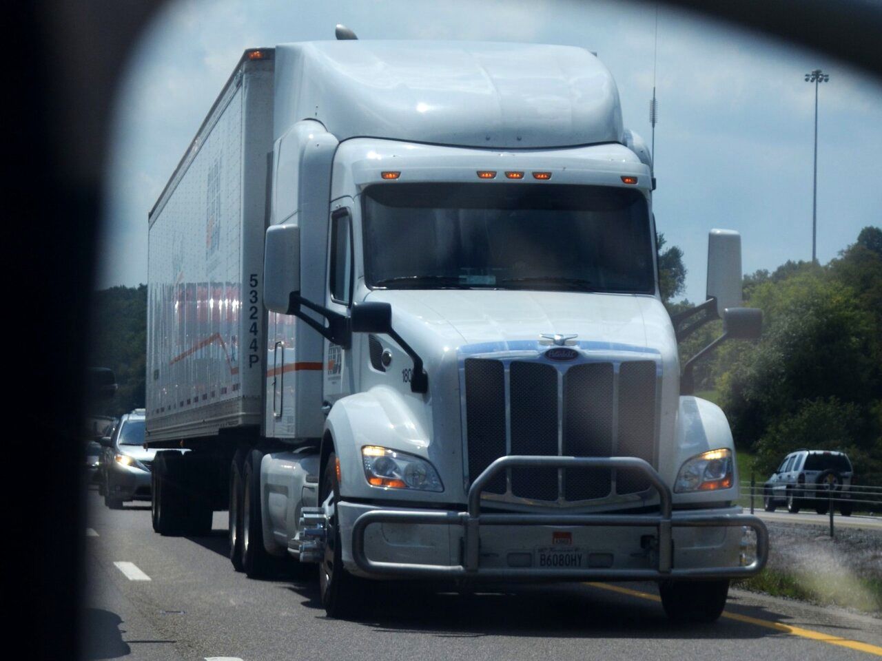 میخ‌های کرومی روی چرخ کامیون‌ها چیست؟