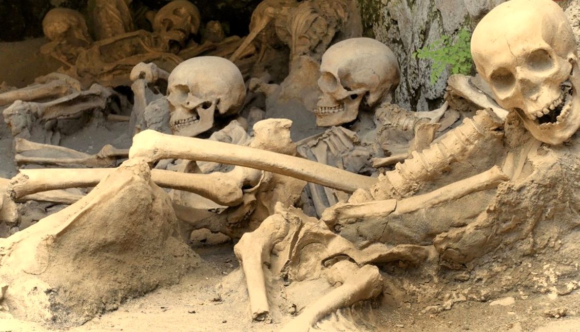 کشف ۳۱۷ اسکلت چندصدساله در زیر محل یک فروشگاه قدیمی
