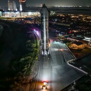 قدرتمندترین موشک جهان شبانه روی سکوی پرتاب قرار گرفت