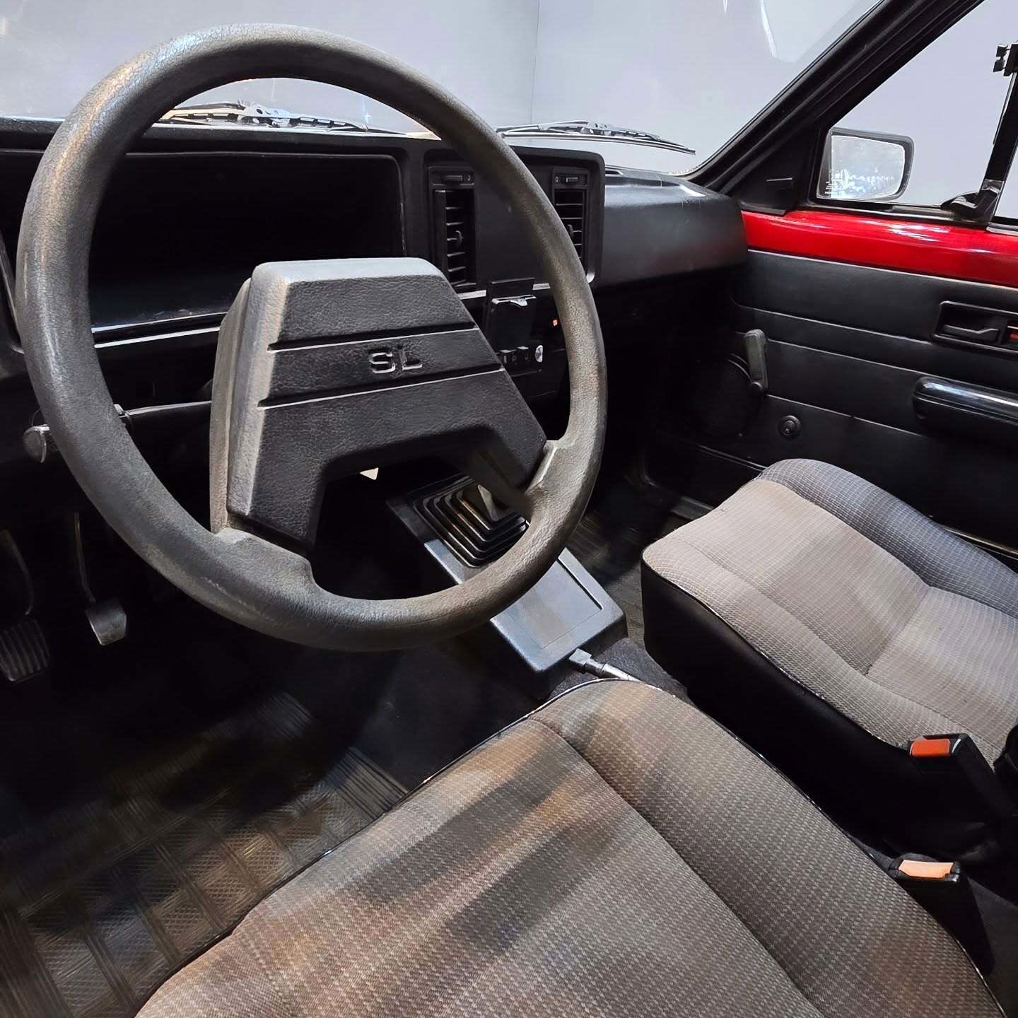 نمای خارجی خودروی شورولت شوت (GM Chevette SL) مدل ۱۹۸۹ به رنگ نوک‌مدادی با رینگ‌های اسپرت ۱۷ اینچی و چراغ‌های اورجینال در وضعیت بسیار سالم.