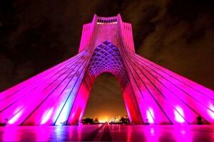برج آزادی صورتی می‌شود