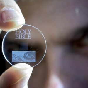 شیشه ای عجیب که اطلاعات را تا ۱۳٫۸ میلیارد سال ذخیره می‌کند