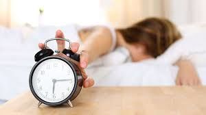 چرا گاهی چند دقیقه قبل از زنگ ساعت از خواب بیدار می‌شویم؟ 
