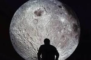 ماه برای همه، همه برای ماه 