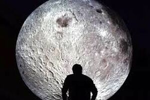 ماه برای همه، همه برای ماه 