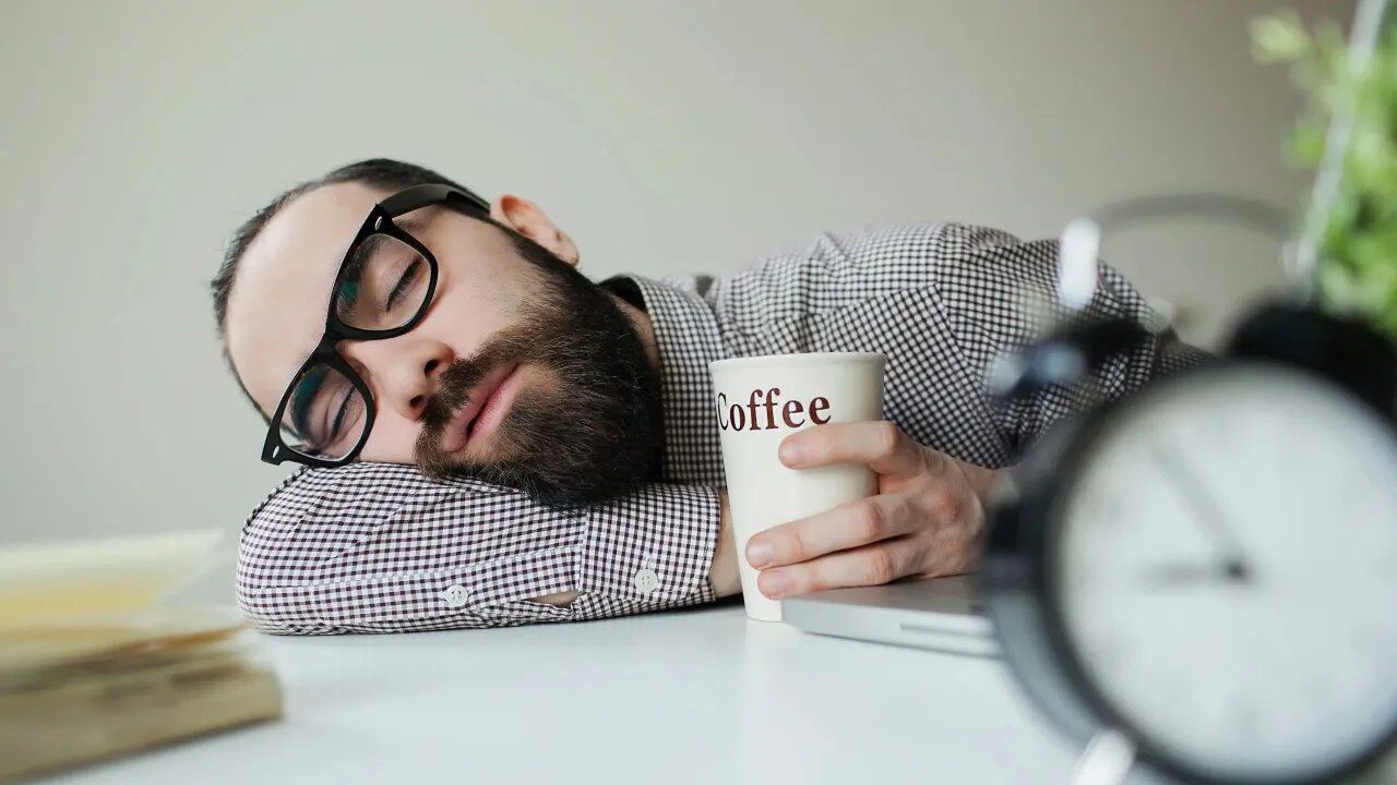 قهوه چگونه باعث خواب آلودگی می‌شود؟