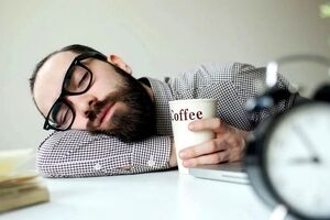 قهوه چگونه باعث خواب آلودگی می‌شود؟