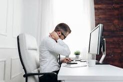 نشستن طولانی برای سلامتی مفید نیست؛ اما آیا واقعاً در حد سیگار کشیدن خطرناک است؟