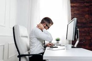 نشستن طولانی برای سلامتی مفید نیست؛ اما آیا واقعاً در حد سیگار کشیدن خطرناک است؟