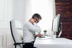 نشستن طولانی برای سلامتی مفید نیست؛ اما آیا واقعاً در حد سیگار کشیدن خطرناک است؟