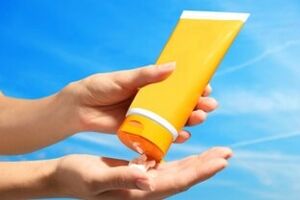 چطور استفاده بیش از حد از کرم‌های ضدآفتاب برای این زن دردسرساز شد