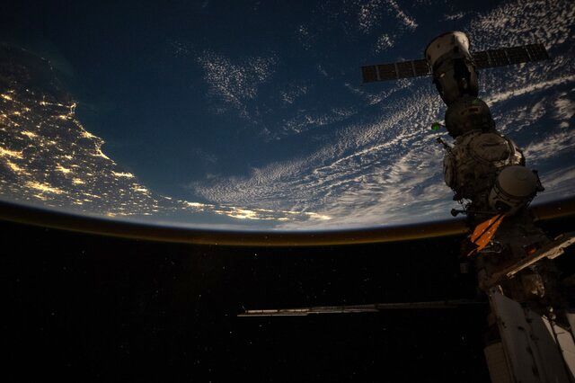 وقتی ساکنان فضا و زمین از یکدیگر عکس می‌گیرند