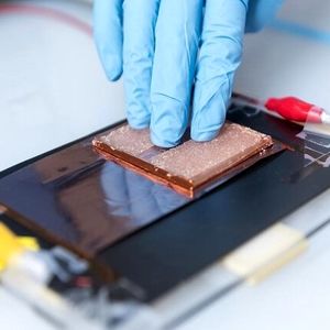 وقتی نور و فشار همزمان برق تولید می‌کنند