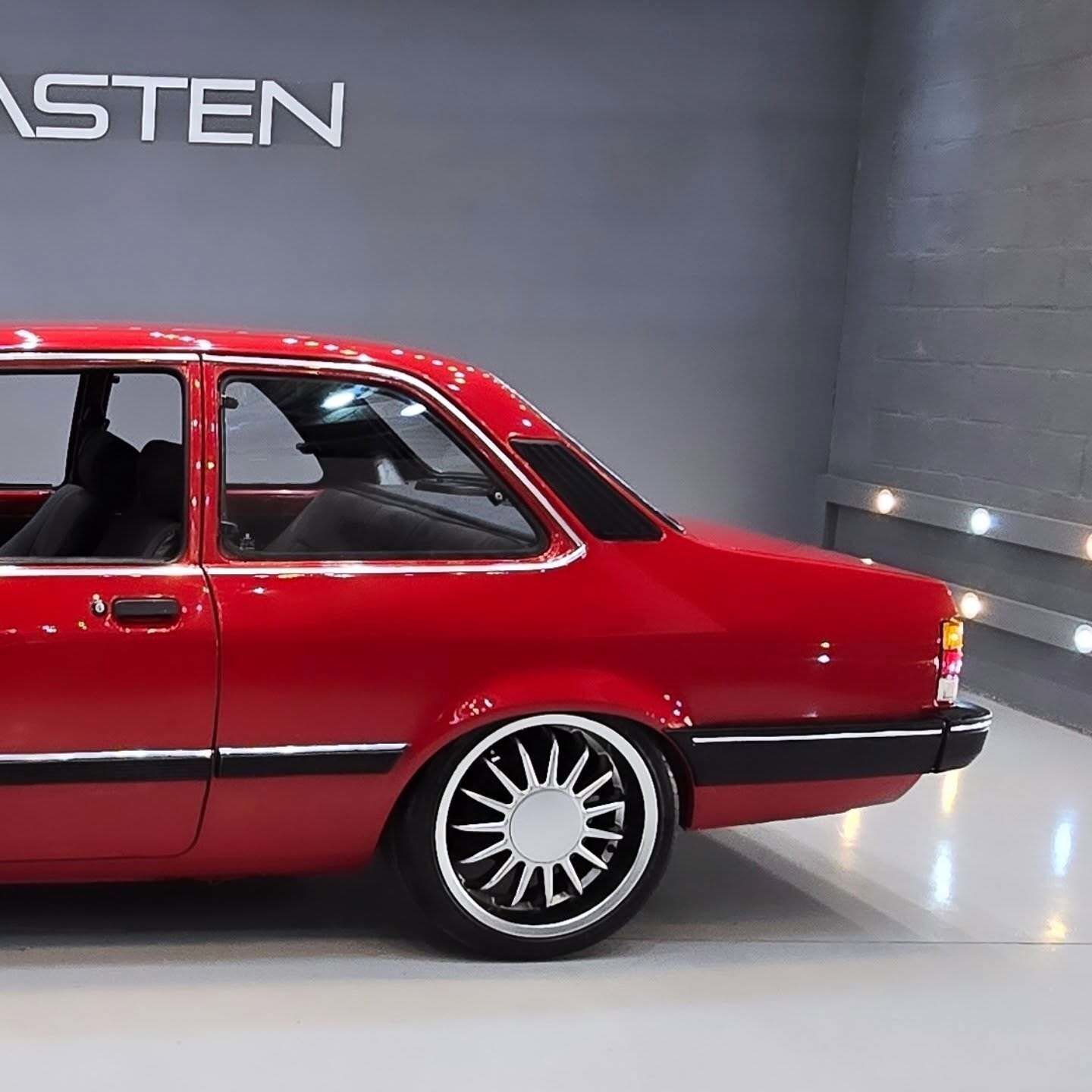 نمای خارجی خودروی شورولت شوت (GM Chevette SL) مدل ۱۹۸۹ به رنگ نوک‌مدادی با رینگ‌های اسپرت ۱۷ اینچی و چراغ‌های اورجینال در وضعیت بسیار سالم.