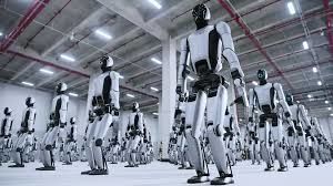 چین اولین ارتش ربات‌های انسان‌نما را به کارخانه‌ها فرستاد/ ویدئو