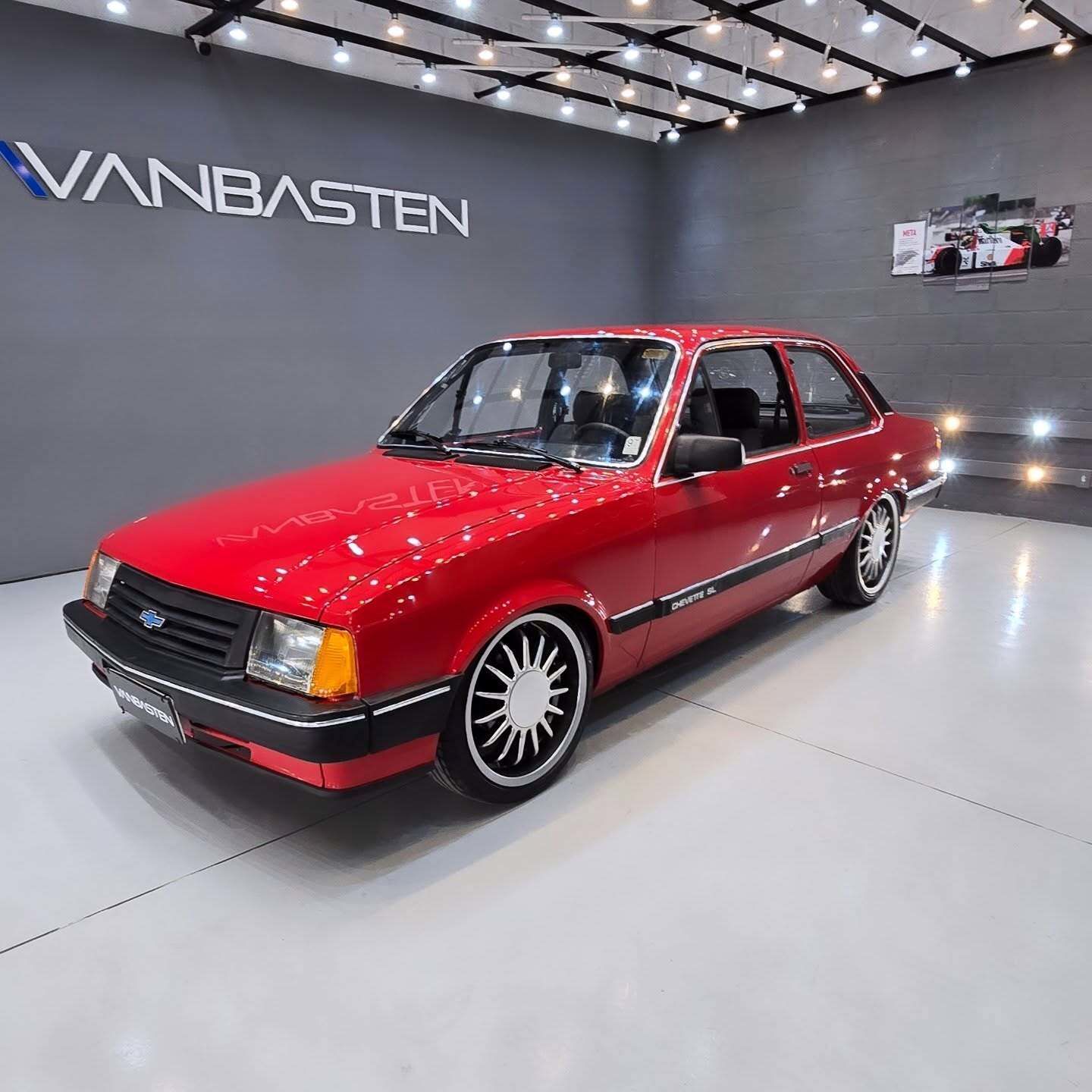 نمای خارجی خودروی شورولت شوت (GM Chevette SL) مدل ۱۹۸۹ به رنگ نوک‌مدادی با رینگ‌های اسپرت ۱۷ اینچی و چراغ‌های اورجینال در وضعیت بسیار سالم.