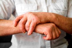 علت سوزش بی دلیل پوست پا و دست ها چیست؟