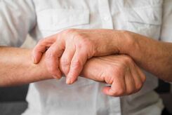 علت سوزش بی دلیل پوست پا و دست ها چیست؟